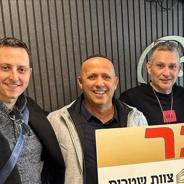 idoshitritt on December 17, 2023: "ככה מתחילים שבוע מבורך עוד עסקה שנחתמה ✍️ יוסף וינר 20 חיפה - sold out! 815,000 ש״ח דירת 3 חדרים עם ממד מרפסת מעלית לעוד עסק