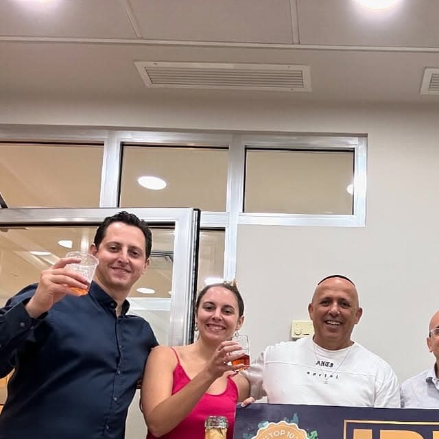 idoshitritt on October 20, 2024: "בס״ד מועדים לשמחה חגים מוזמנים לששון אני רוצה לבשרם לכם על עוד עסקת מכר חתימה פצצה תרתי משמע תוך כדי 3 אזעקות בחתימת החוזה ✍️